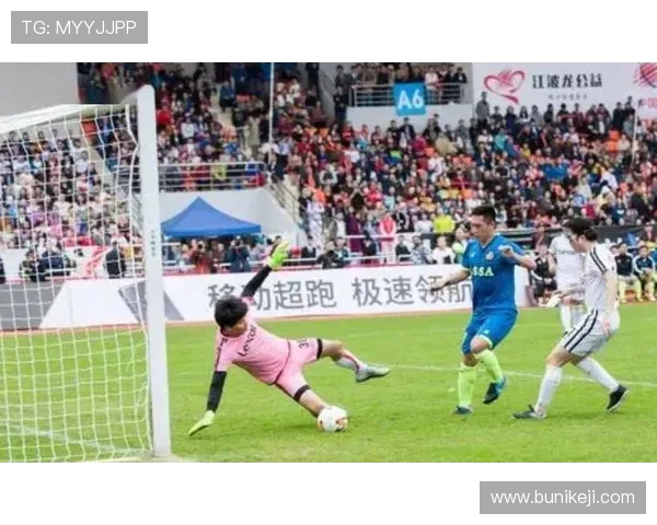 湘超足球联赛精彩对决掀起热潮 球队竞技水平大幅提升吸引众多球迷关注 湘超足球联赛精彩对决掀起热潮 球队竞技水平大幅提升吸引众多球迷关注