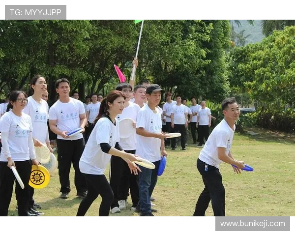 飞盘竞技的魅力与挑战:探索西安飞盘队的战术与团队协作 飞盘竞技的魅力与挑战:探索西安飞盘队的战术与团队协作